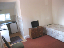 Room with own kitchen unit, Glyn Ave (1-2)